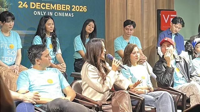 Sherina Munaf, mengangkat mic dalam konferensi pers official poster & soundtrack film Filosofi Teras di kawasan Jakarta pada, (27/10/2026). (Liputan6.com/Afradhiya N. R)