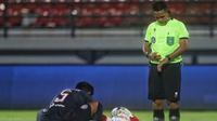 Wasit Gedion Dapaherang (kanan) saat memimpin pertandingan antara Arema FC kontra Persebaya Surabaya di Stadion I Wayan Dipta, Gianyar, Rabu (27/3/2024). (Bola.com/Alit Binawan)