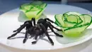 Tarantula goreng ditampilkan dalam Disgusting Food Museum atau Museum Makanan menjijikan di Malmo, Swedia, 4 November 2018. Pengunjung bisa mencium, menyentuh, dan mencicipi makanan di dunia yang dianggap menjijikkan. (Johan NILSSON/TT NEWS AGENCY/AFP)