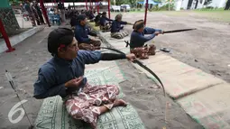 Peserta lomba panahan tradisional gaya Mataram bersiap melepaskan anak panah, Komplek Kraton Kesultanan Yogyakarta, Kamis (15/9). Perlombaan tersebut berhadiah medali emas buatan Perancis. (Liputan6.com/ Boy Harjanto)