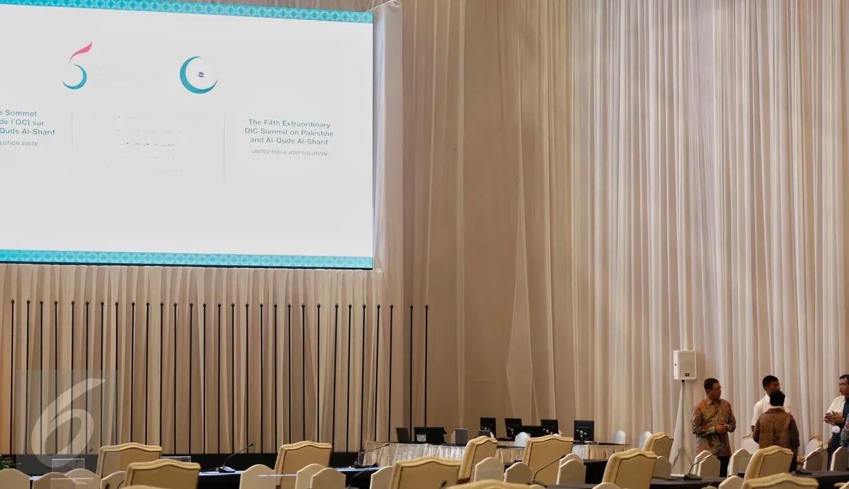 Presiden Jokowi saat meninjau persiapan Konferensi Tingkat Tinggi Luar Biasa Organisasi Kerja Sama Islam (KTT Luar Biasa OKI) di Jakarta Convention Center (JCC), Jakarta, (4/3). KTT OKI akan berlangsung selama dua hari. (Liputan6.com/Faizal Fanani)