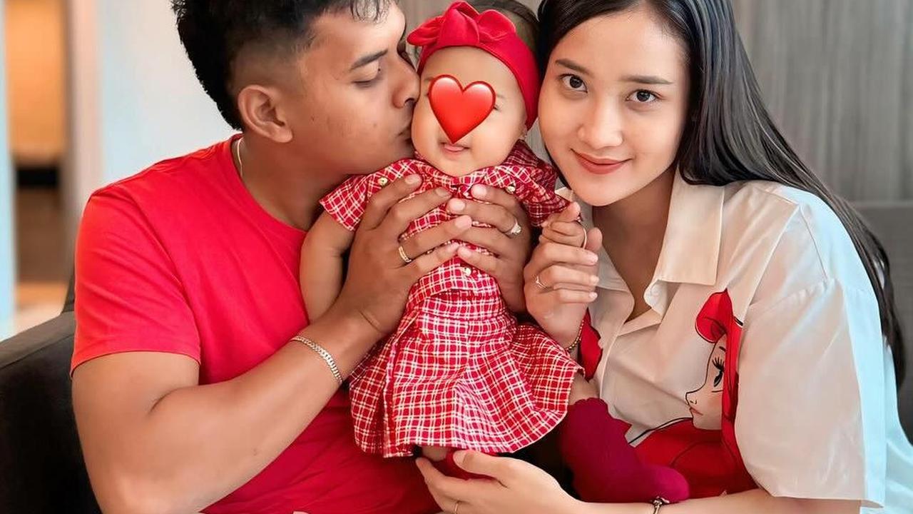 Momen Kehangatan Yeni Inka Bersama Keluarga Kecilnya, Wajah Sang Buah Hati yang Kini Menginjak 6 Bulan Masih Disembunyikan
