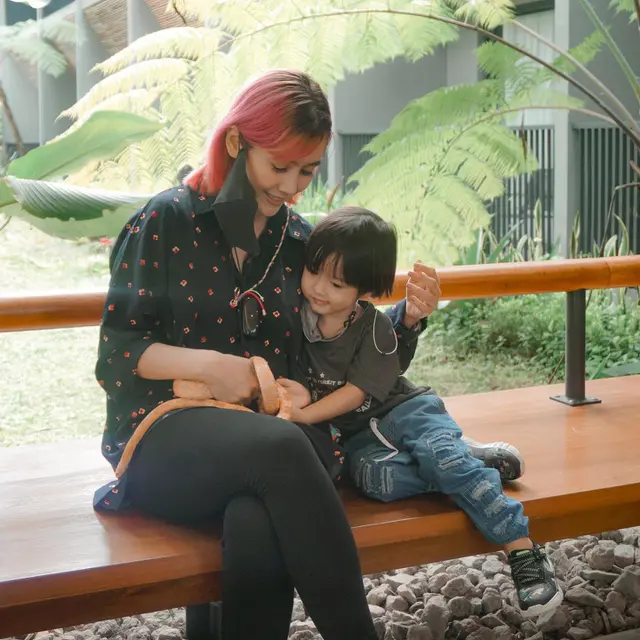 Pose Bareng Ulang, Ini 6 Potret Liburan Ardina Rasti dan Arie Andika ke Kebun Binatang