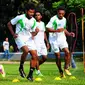 Boaz Salossa dkk menjalani latihan fisik di Lapangan C Senayan, Jakarta, Rabu (6/5/2015). Pelatihan ini sebagai persiapan jelang Piala AFC 2015 di India. (Liputan6.com/Yoppy Renato)