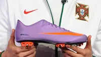 Nike Mercurial sepatu yang melekat dengan Cristiano Ronaldo (BEN STANSALL / AFP FILES / AFP)