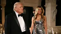 Adu Gaya Melania Trump versus Kylie Jenner, Pakai Busana Metalik dengan Cara Beda