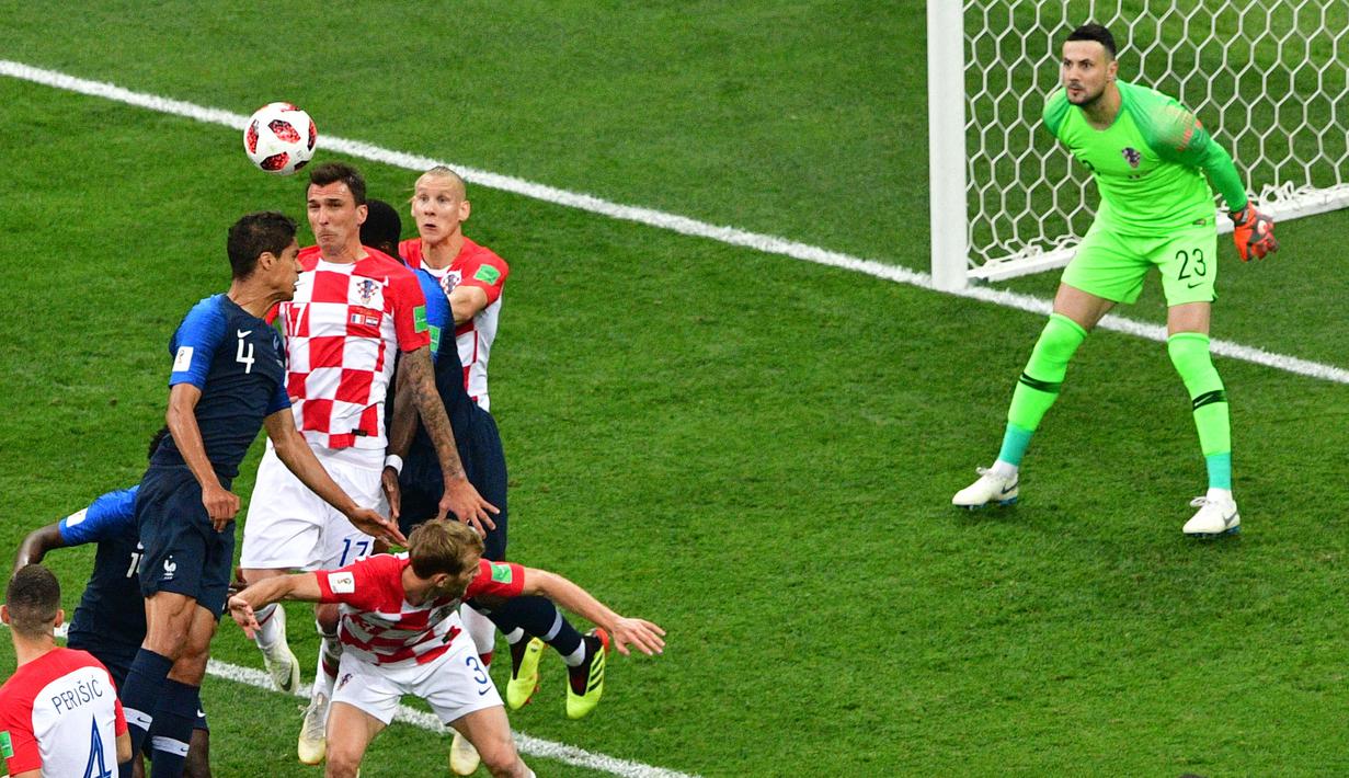 Prancis unggul lebih dahulu melalui gol bunuh diri Mario Mandzukic pada menit ke-18. Bola malah berbelok ke gawang sendiri saat dirinya berusaha menghalau lewat tandukannya. (AFP/Mladaven Antonov)