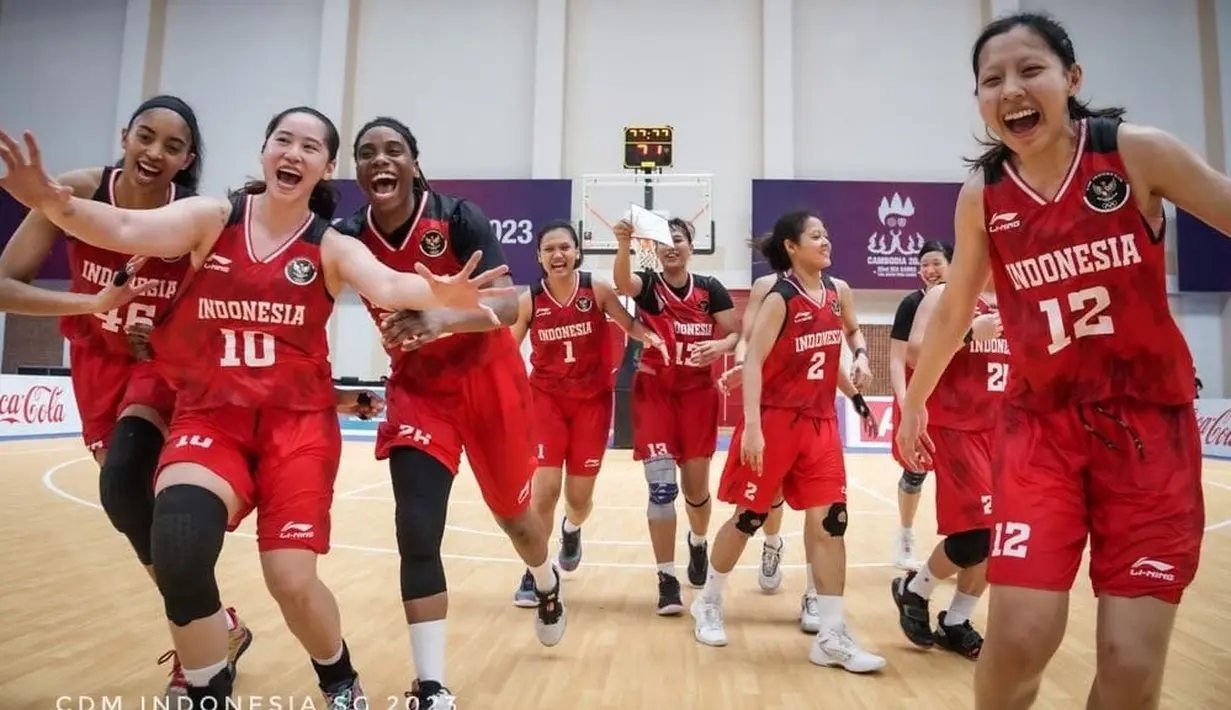 Timnas Bola Basket Putri Indonesia sukses mengukir tinta emas dengan membuat sejarah di SEA Games 2023 Kamboja. (Dok: CdM Indonesia SG / Evan Andraws)