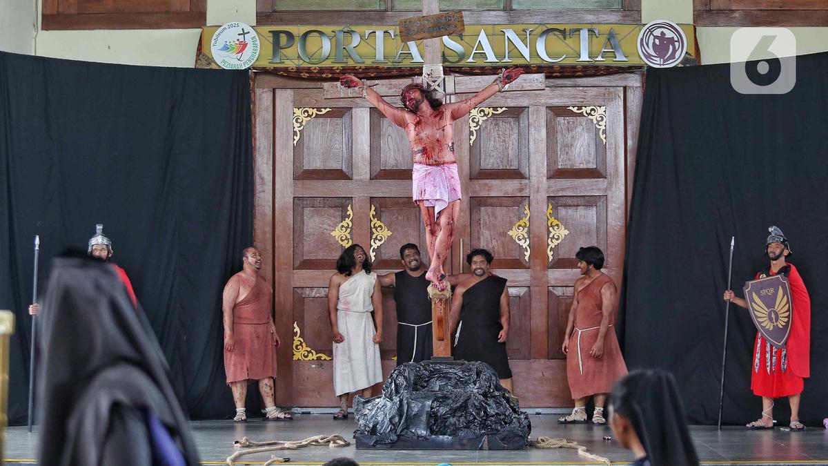 Memperingati Jumat Agung, Umat Katolik Gelar Teatrikal Tablo Jalan Salib