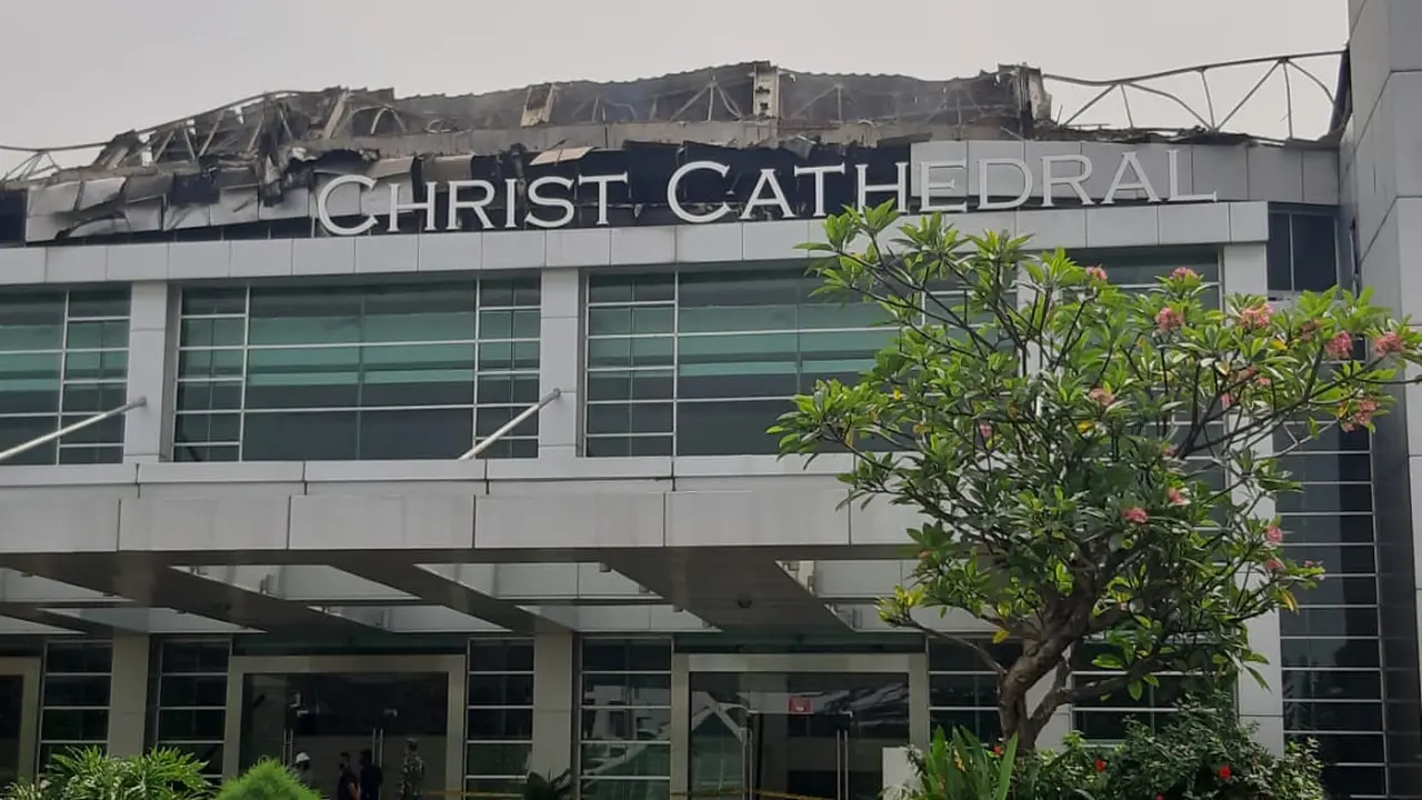 Gereja Christ Cathedral di kawasan Paramount Serpong, Kabupaten Tangerang, terbakar hebat sejak pukul 08.00 pagi, Senin (27/4/2020).
