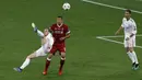 Penyerang Real Madrid, Gareth Bale, mencetak gol dengan tendangan salto ke gawang Liverpool pada laga final Liga Champions di Stadion NSC Olimpiyskiy, Kiev, Minggu (27/5/2018). Real Madrid menang 3-1 atas Liverpool. (AP/Darko Vojinovic)