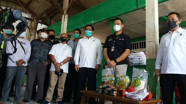 Mensos Juliari Bagikan Sembako Presiden di Bekasi