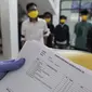 Pengecekan bebas virus corona COVID-19 kepada narapidana yang mendapat pembebasan bersyarat melalui program asimilasi dan integrasi di Rutan Kelas I Depok, Jawa Barat, Selasa (7/4/2020). Pemerintah membebaskan 30.432 narapidana dan anak di seluruh Indonesia. (Liputan6.com/Johan Tallo)