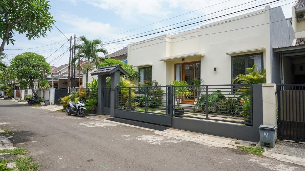 Kombinasi Warna Cat Pagar dan Dinding Rumah di Pinggir Jalan