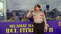 Aiptu Supriyanto berpose di depan Pos Pengamanan Arus Mudik Lebaran Idul Fitri 2024 Polres Lampung Tengah. (Foto: Istimewa)