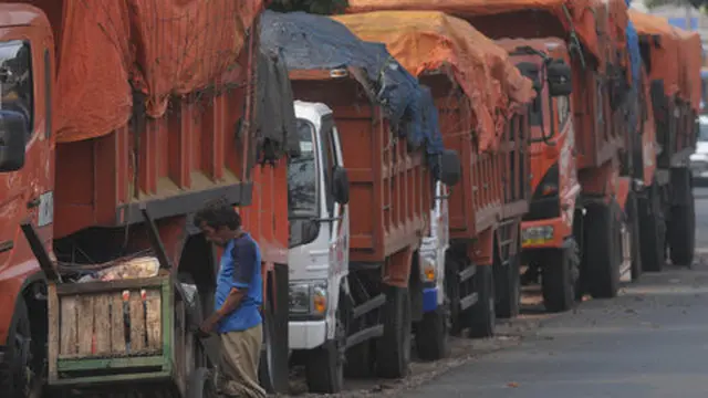 Truk sampah DKI Jakarta terlantar. ©2015 merdeka.com/imam buhori