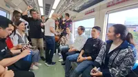 Presiden Jokowi kembali menjajal moda transportasi Light Rail Transit (LRT) Jabodebek rute Stasiun Jati Mulya, Bekasi ke Dukuh Atas, Jakarta, Kamis (10/8/2023). (Liputan6.com/ Lizsa Egeham)