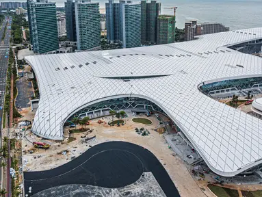 Foto dari udara yang diabadikan pada 25 Agustus 2020 ini menunjukkan proyek pembangunan tahap dua gedung Hainan International Convention and Exhibition Center di Haikou, Provinsi Hainan, China selatan. Pekerjaan utama proyek tersebut telah rampung belum lama ini. (Xinhua/Pu Xiaoxu)