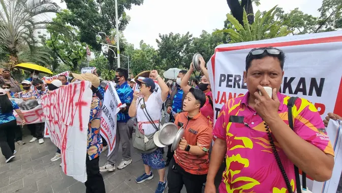 Tembok Tertutup Ormas Halangi Pekerja Club de Arjuna Kembali Mencari Nafkah