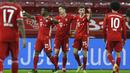 Para pemain Bayern Munchen merayakan gol yang dicetak oleh Robert Lewandowski ke gawang Bayer Leverkusen pada laga Bundesliga di Stadion BayArena, Minggu (20/12/2020). Bayern Munchen menang dengan skor 2-1. (Bernd Thissen/Pool Photo via AP)