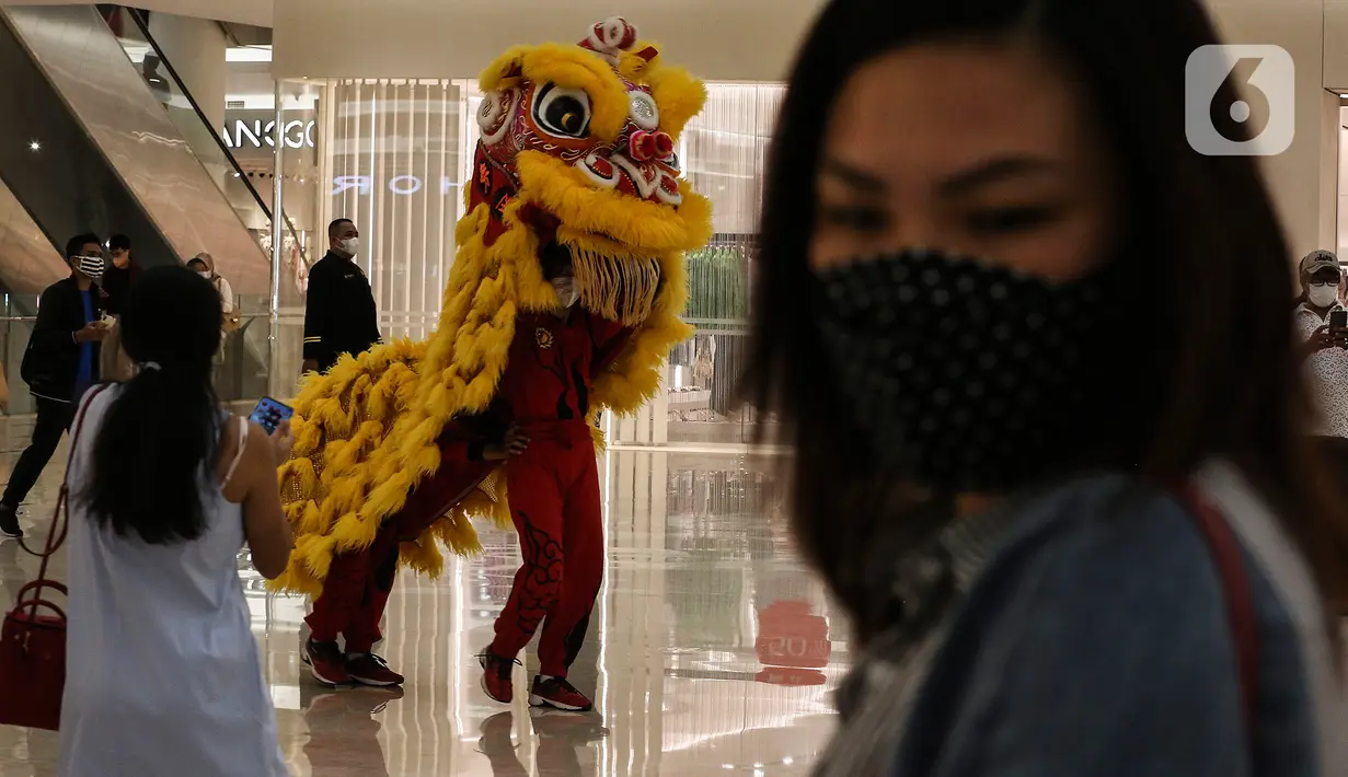 Barongsai beratraksi di Senayan City mall, Jakarta, Jumat (12/2/2021). Atraksi Barongsai yang digelar dengan berkeliling pusat perbelanjaan tersebut bertujuan untuk menghibur pengunjung sekaligus untuk menyambut Tahun Baru Imlek 2572. (Liputan6.com/Johan Tallo)