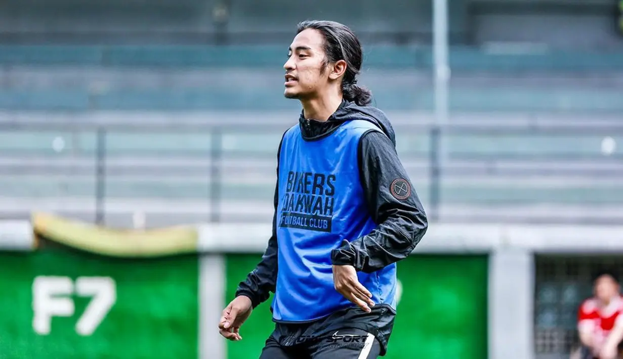 Beberapa kali momen olahraga sepakbola bareng teman-temannya, kerap dibagikan Abidzar di media sosial Instagram. Potretnya dengan memakai baju bola dan mengolah si kulit bundar di lapangan hijau. Ia pun kerap curi perhatian banyak penggemarnya. (Liputan6.com/IG/@abidzar73)