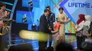 Wakil Presiden Jusuf Kalla memberikan piagam penghargaan kepada para pemenang Liputan 6 Awards 2015 di Studio Emtek, Jakarta, Rabu (20/5/2015). JK berharap Liputan 6 Awards bisa menginspirasi anak bangsa. (Liputan6.com/Faizal Fanani)