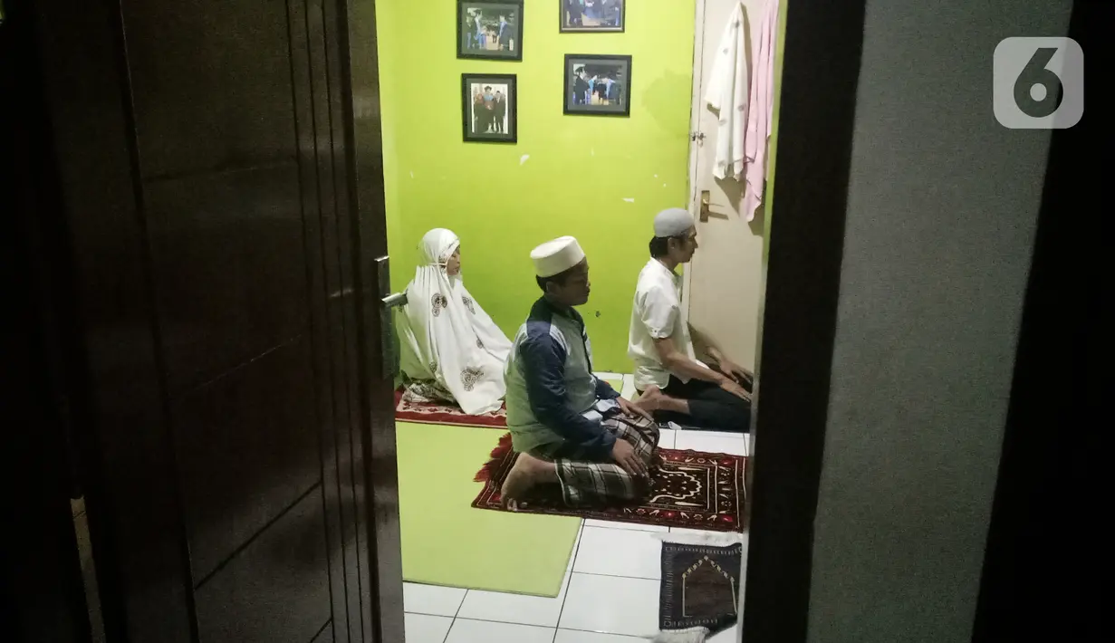 Warga melaksanakan salat Tarawih berjemaah di rumah di kawasan Tangerang, Rabu (29/4/2020). Kementerian Agama sebelumnya telah mengeluarkan surat edaran Nomor 6 Tahun 2020 yang meminta umat muslim untuk salat Tarawih bersama keluarga inti di rumah selama bulan Ramadan. (Liputan6.com/Angga Yuniar)