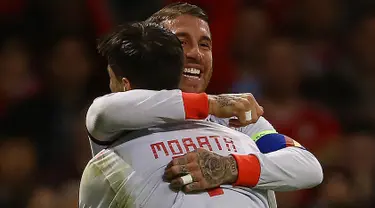 Bek Spanyol, Sergio Ramos berselebrasi dengan Alvaro Morata usai mencetak gol ke gawang Wales pada uji coba internasional di Stadion Principality, Cardiff, Inggris (11/10). Spanyol menang telak 4-1 atas Wales. (AFP Photo/Geoff Caddick)