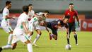 Pemain Rans Nusantara FC, Ady Setiawan, terjatuh saat berusaha melewati pemain PSS Sleman pada laga BRI Liga 1 di Stadion Pakansari, Bogor, Jumat (29/7/2022). (Bola.com/M Iqbal Ichsan)