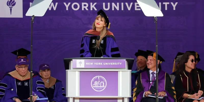 FOTO: Taylor Swift Dianugerahi Gelar Doktor Kehormatan dari New York University