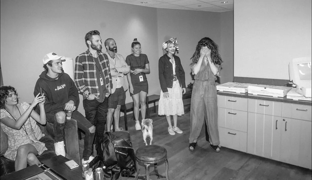 Dalam foto tersebut Selena menggunakan jumpsuit denim dan terlihat menutup wajahnya usah diberi kejutan. (instagram/GraceVanderwaal)