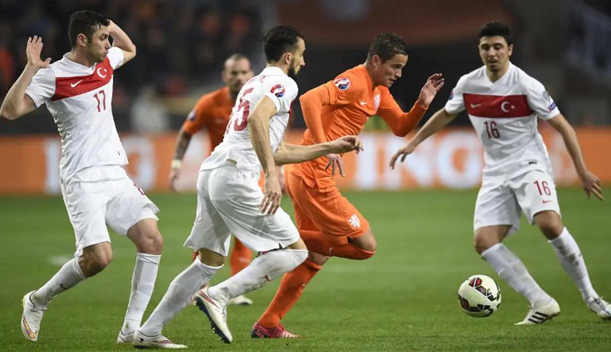 Gelandang Belanda, Ibrahim Afellay berusaha melewati tiga pemain turki saat kualifikasi Piala Eropa 2016 di Amsterdam Arena, Minggu (29/3/2015). Belanda bermain imbang 1-1 melawan turki. (AFP PHOTO/John Thys)