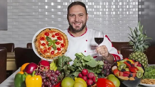 Pria Ini Menyantap Pizza Sebagai Makanan Diet