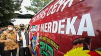 Bupati Sidoarjo Gus Muhdlor dan Wali Kota Surabaya Eri Cahyadi melepas mobil vaksin Surabaya ke Sidoarjo. (Dian Kurniawan/Liputan6.com)
