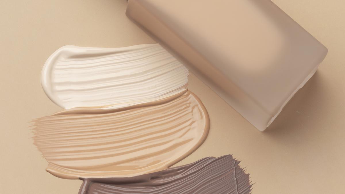 Tips Memilih Shade Bedak &amp; Foundation Sesuai Warna Kulit Agar Tidak Terlihat Abu-Abu