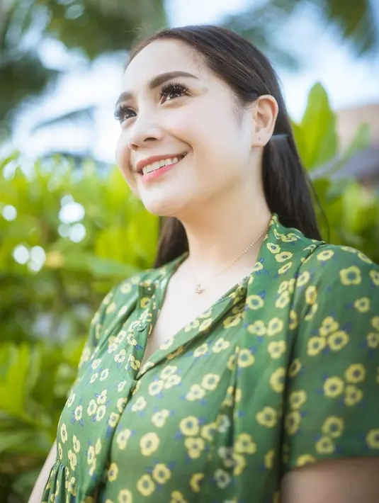 Untuk riasan rambut, Nagita Slavina sengaja membiarkannya tergerai dan tertiup angin. [instagram/raffinagita1717]