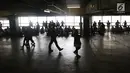 Sejumlah pengunjung Nike Bazaar memadati area parkir mobil lantai 5 di pusat perbelanjaan Grand Indonesia, Jakarta, Rabu (23/8). Demi ketertiban, pihak penyelenggara bazaar sepatu memberlakukan sistem buka-tutup antrean.  (Liputan6.com/Immanuel Antonius)