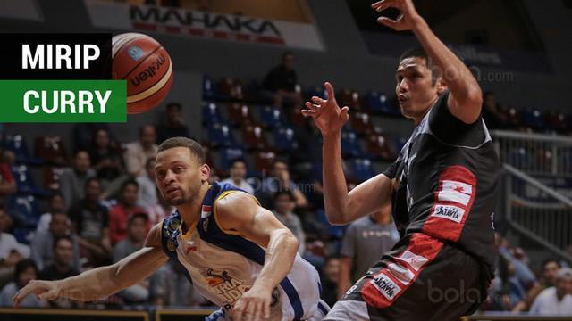 Berita video pemain Satria Muda yang satu ini mirip bintang Golden State Warriors, Stephen Curry. Siapakah dia?