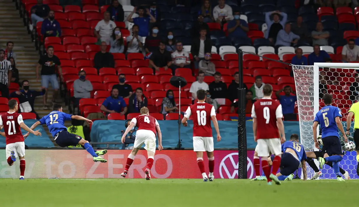 Pemain Italia Matteo Pessina (kedua kiri) mencetak gol ke gawang Austria pada pertandingan babak 16 besar Euro 2020 di Stadion Wembley, London, Inggris, Sabtu (26/6/2021). Italia menang 2-1. (Catherine Ivill/Pool via AP)