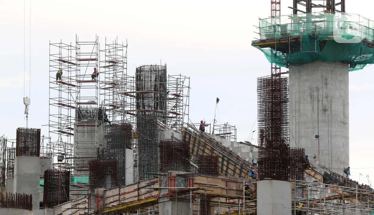 Aktivitas pekerja konstruksi pembangunan Jakarta International Stadium, Jumat (23/10/2020). Hingga pekan ke-59, progres konstruksi Jakarta International Stadium sudah mencapai 31,89 persen dan ditarget akan selesai pada akhir 2021. (Liputan6.comHelmi Fithriansyah)