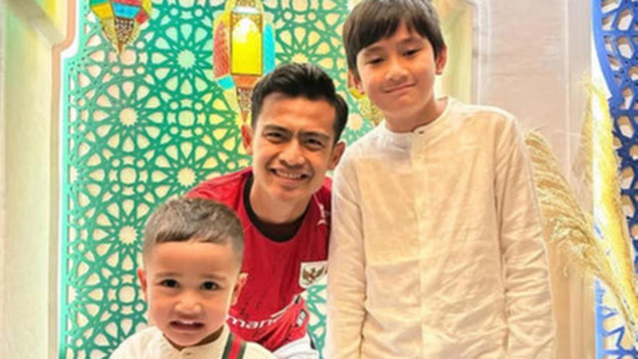 Foto Bareng Pratama Arhan, Rayyanza Bikin Salfok - Mulai dari Pose Unik Hingga Gaya Super Kece