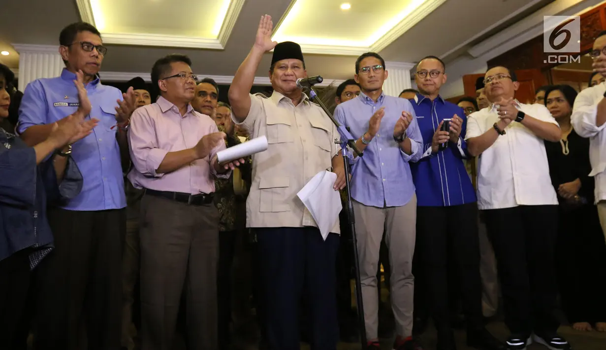 Capres nomor urut 02 Prabowo Subianto (tengah) didampingi cawapres Sandiaga Uno dan koalisi Adil Makmur memberi ketarangan terkait hasil putusan Mahkamah Konstitusi (MK), Jakarta, Kamis (27/6/2019). MK menolak hampir semua dalil yang diajukan pemohon, Prabowo-Sandiaga. (Liputan6.com/Angga Yuniar)