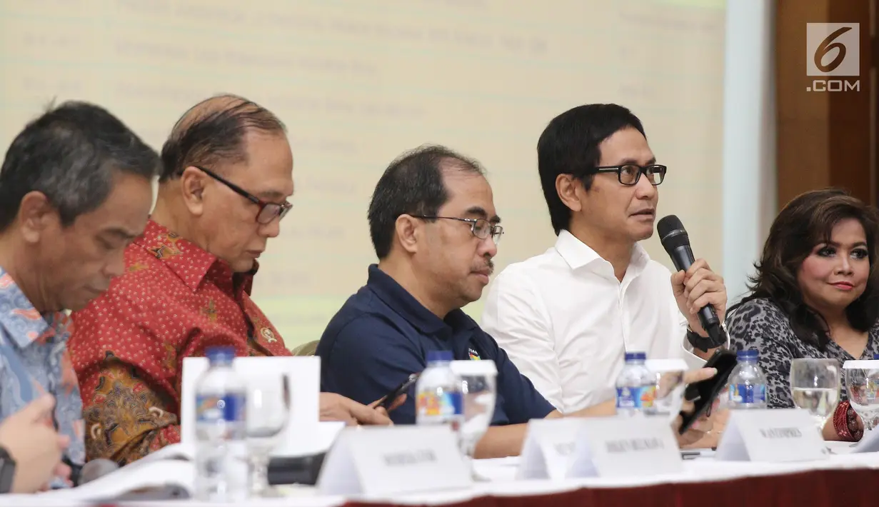 Musisi dan konduktor Addie MS memberikan keterangan pada acara jumpa media Harmoni Indonesia 2018 di Kemenristekdikti, Jakarta, Jumat (3/8). Selain dalam negeri, kegiatan itu juga diselenggarakan di delapan kota mancanegara. (Liputan6.com/Herman Zakharia)