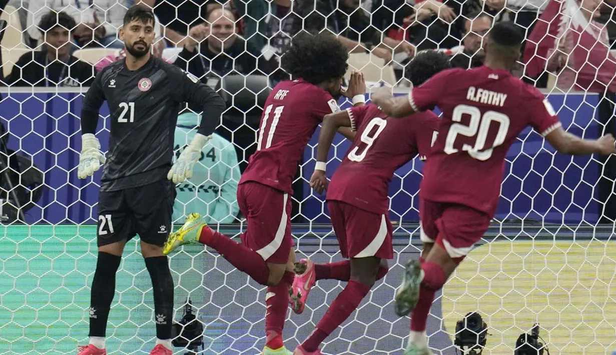 Kiper Lebanon, Mostafa Matar, hanya mampu termenung saat pemain Qatar berselebrasi di depan gawangnya pada babak penyisihan Grup A Piala Asia 2023 di Stadion Lusail, Jumat (12/1/2024).  Akram Afif memborong dua gol dan satu gol lagi disumbangkan oleh Almoez Ali. (AP Photo/Aijaz Rahi)