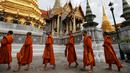 Ratusan biksu tiba untuk upacara di Grand Place memperingati ulang tahun ke-70 Raja Thailand Bhumibol Adulyadej Berkuasa di Bangkok, Thailand (9/6). Peringatan ini akan diwarnai dengan doa pagi yang dipimpin 770 biksu. (REUTERS/Jorge Silva)