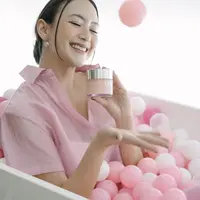 Clinic Glow Penthouse menjadi selebrasi pencapaian Moisture Surge sebagai pelembap nomor 1 di Indonesia.