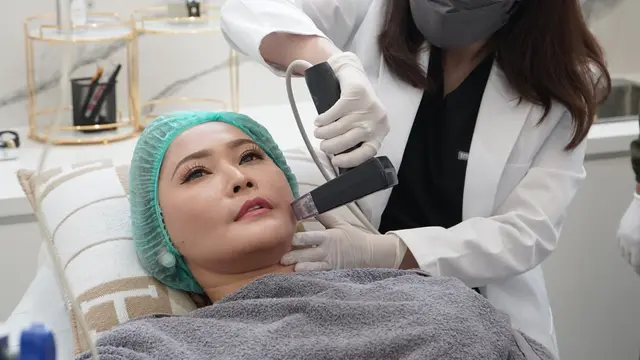 Inul Daratista saat menjalani treatment level up bersama dokter Tan Yuanita (ist)