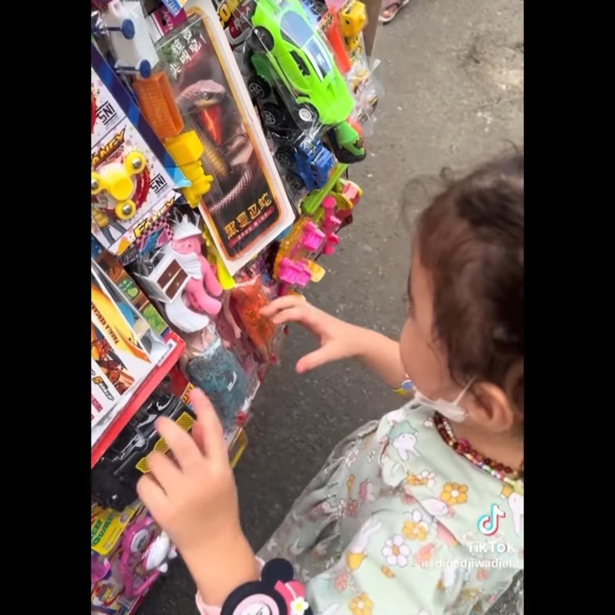 Nadine Chandrawinata Tuai Pujian, 5 Potret Putri Cantiknya Belanja Mainan di Pedagang Keliling