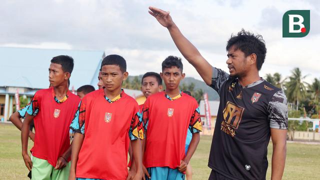 Foto: Suntikan Semangat dari Ilham Udin Armaiyn untuk Pesepak Bola Cilik Maluku Utara